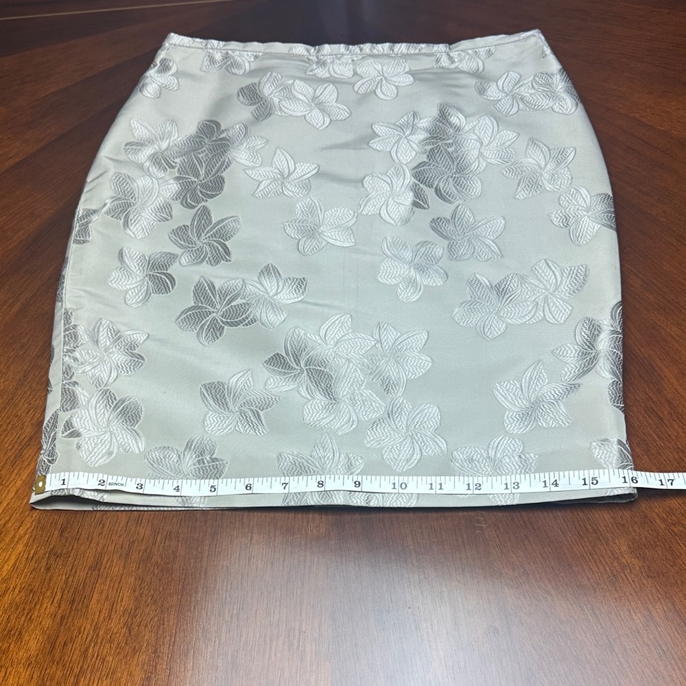 Armani Shimmery Floral Jacquard Skirt – Elegant Silver Silk Blend Size 4 - Picture 8 of 11